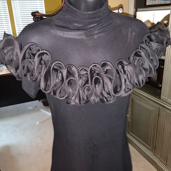 Black ruffle top size S - Picture 1 of 3